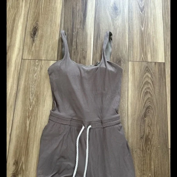 Vuori women’s pose scoop Jumpsuit size medium - Picture 3 of 6